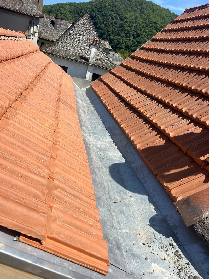 Noue en zinc entre deux pans de toiture en tuiles rénovés